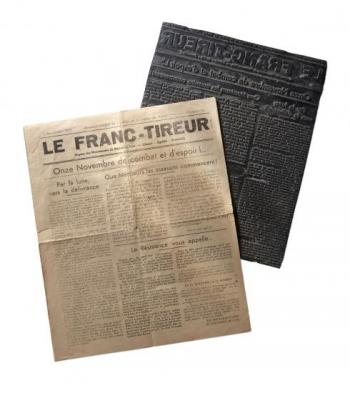 Journal "Le Franc-tireur" et sa plaque en zinc © Photo Pierre Verrier - Collections du CHRD, Ar. 449