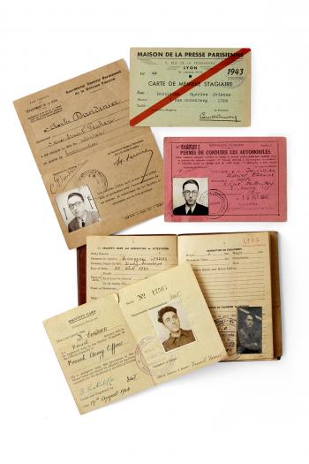 Pièces d’identité et faux papiers de Daniel Cordier © Photo Pierre Verrier - Collection du CHRD, Ar. 2219