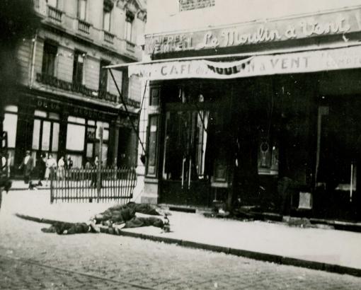Exécution devant le café-restaurant du Moulin à Vent, place Bellecour, 1944 © Droits Réservés