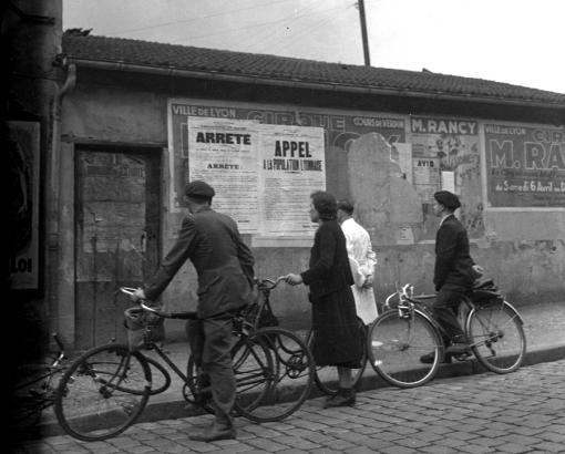 Émile Rougé, passants arrêtés pour lire deux affichages à Lyon, juin 1940 