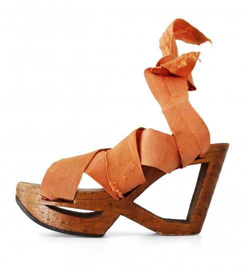 Sandale, 1940 - Collection du Musée international de la chaussure de Romans, N° Inv. 2007.11.4.2 © Pierre Verrier