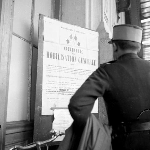 Émile Rougé, un officier Français est en train de lire l'Ordre de Mobilisation Générale en 1939