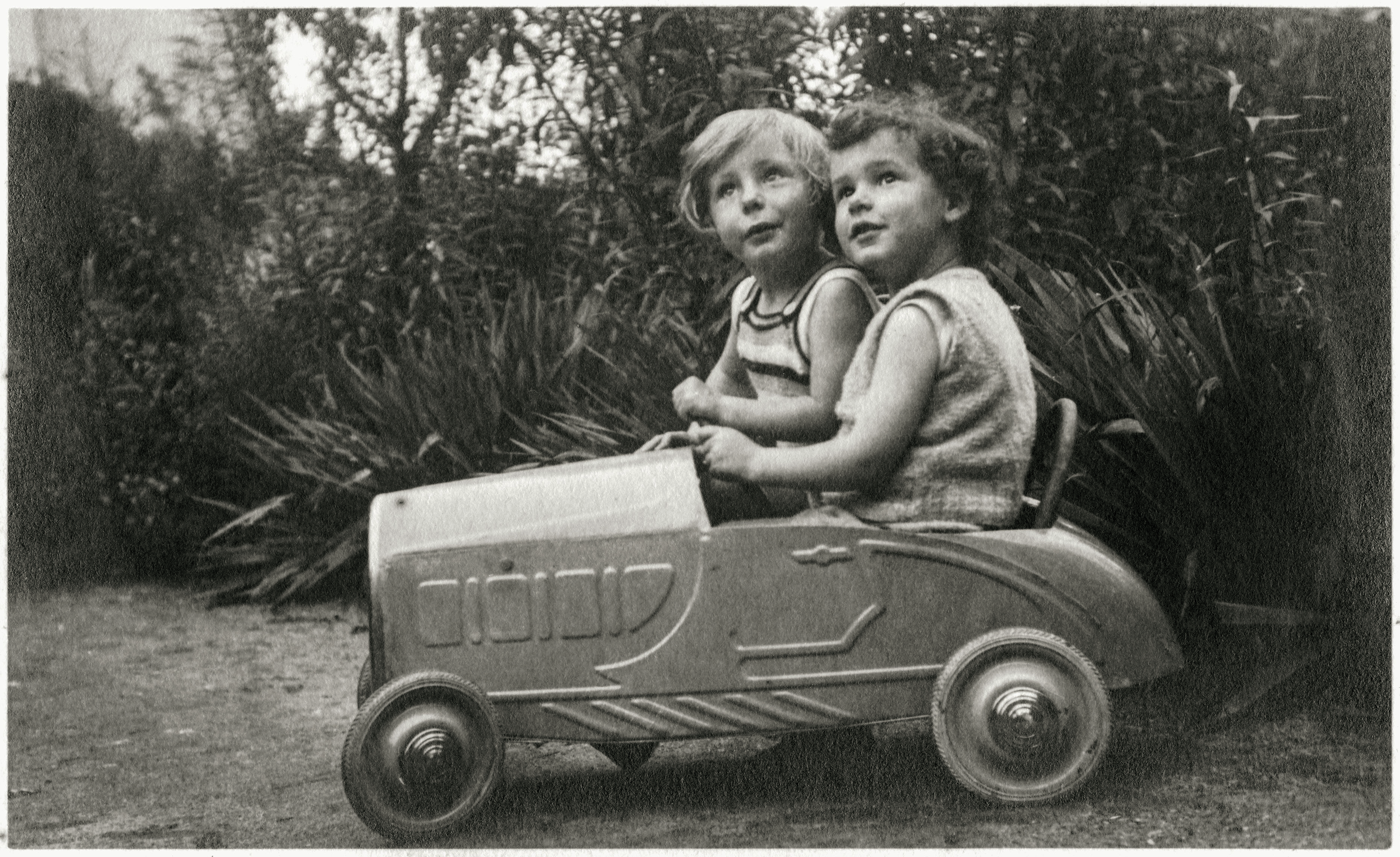 CHRDLyon_LaGuerreEnJeux_EnfantsVoiture