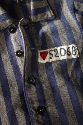 Tenue de déporté de Jacques Micolo - Détail - CHRD Lyon ©Pierre Verrier