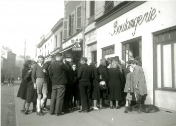 File d’attente devant une boulangerie, place Jules Guesde, Lyon par © Émile Rougé - CHRD Lyon, collection Ordan-Rougé