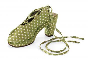 Chaussure en tissu vert à pois blancs - Collection du Musée international de la chaussure de Romans-sur-Isère, N° Inv. 1987.3.1.1 © Pierre Verrier