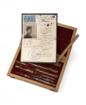 Boîte de compas et fausse carte d’identité d’Oscar - Collection du Musée de la Résistance nationale de Champigny-sur-Marne © Pierre Verrier