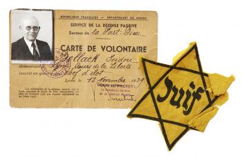Étoile jaune et carte de volontaire d'Isidor Bollack (1870-1943) © Photo Pierre Verrier - Collections du CHRD, Ar. 1840-2 