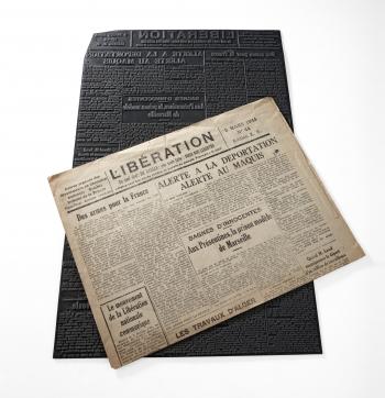 Journal Libération n° 12, du 18 mai 1942 et la plaque en zinc du n° 44 du 5 mars 1944 © Photo Pierre Verrier - Collections du CHRD, Ar. 1130 et Ar. 344