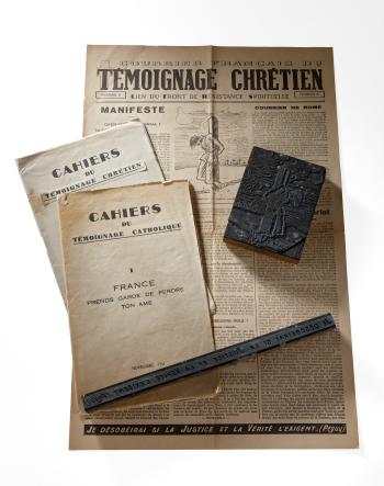 Cahiers et courrier français du Témoignage chrétien, n° 8, mars 1944 (Daté de 1943) © Photo Pierre Verrier - Collections du CHRD, Ar 321 et Ar. 1614