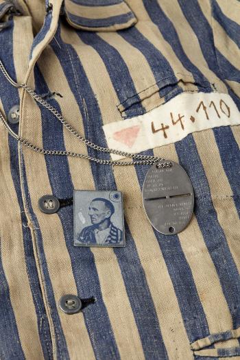 Plaque matricule et d’identité, veste de déporté de Gottlieb Fuchs © Photo Pierre Verrier - Collection du CHRD, Ar. 2121