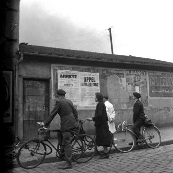 Émile Rougé, passants arrêtés pour lire deux affichages à Lyon, juin 1940