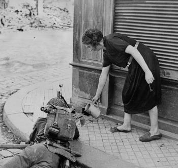 Une habitante verse un peu de café dans la cantine d’un soldat britannique