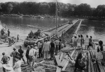 Les premiers chars américains traversent la Seine 
