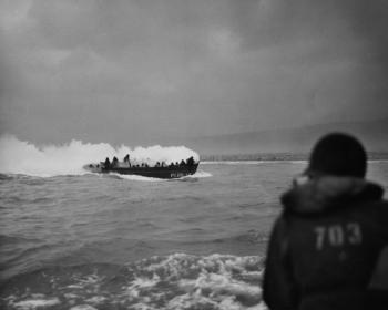 Une barge touchée sur le secteur Omaha Beach