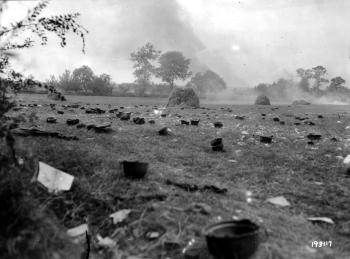 Casques allemands abandonnés au moment de la reddition
