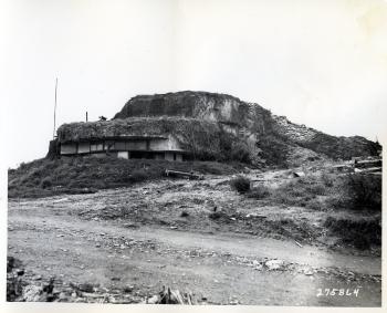 Un des postes d’observation allemands faisant partie des fortifications allemandes, à Equeuerdreville, Manche.