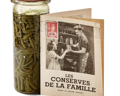 Bocal de haricots verts et notice du Secours national sur les conserves © Photo Pierre Verrier