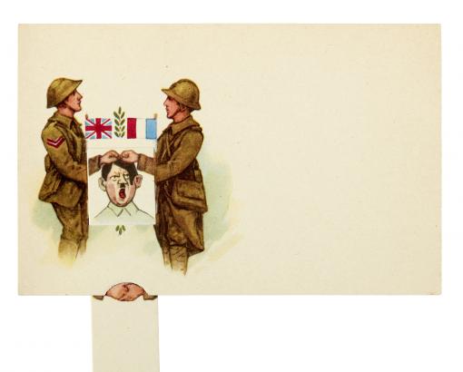 Carte postale à tirette "Deux soldats tirant la tête d'Hitler" - Collection du CHRD, fonds Bernard le Marec, N° Inv. 2077 © Pierre Verrier