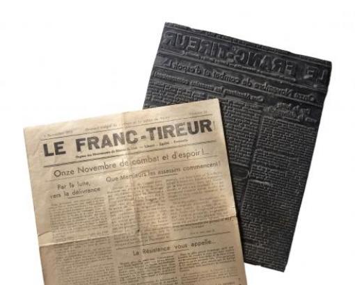 Journal "Le Franc-tireur" et sa plaque en zinc © Photo Pierre Verrier - Collections du CHRD, Ar. 449