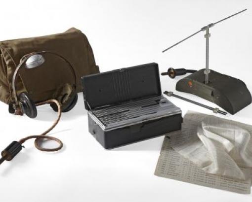Objets issus de la section atterrissage parachutage© Photo Pierre Verrier - Collection du CHRD, Ar. 1089