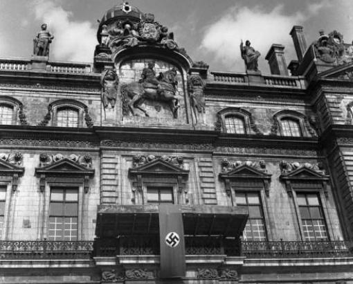 Émile Rougé, Croix gammée sur l'Hôtel de Ville de Lyon, 1940 © Ordan-Rougé - Émile Rougé