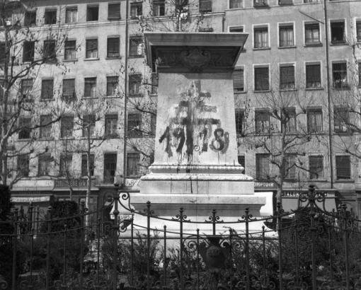 Émile Rougé, Graffiti sur la statue Jacquard à la Croix-Rousse, 1940 © Photo Émile Rougé - Collection Ordan-Rougé