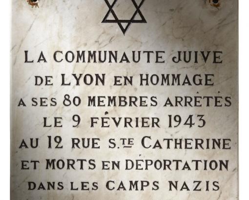 Plaque commémorative de la Rafle Rue Sainte Catherine à Lyon © Photo et collection du CHRD