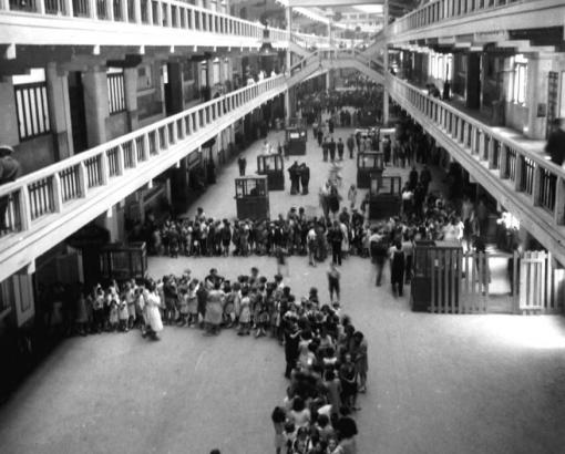 Charles Bobenrieth (1885-1966), Accueil des réfugiés au Palais de la Foire de Lyon, 1940 © Photo Charles Bobenrieth, Droits Réservés - Collection Nouvellet-Dugelay / BGA Permezel