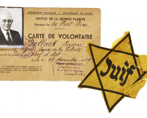 Étoile jaune et carte de volontaire d'Isidor Bollack (1870-1943) © Photo Pierre Verrier - Collections du CHRD, Ar. 1840-2 