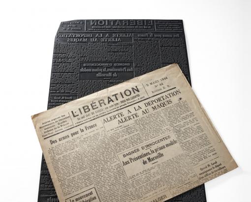Journal Libération n° 12, du 18 mai 1942 et la plaque en zinc du n° 44 du 5 mars 1944 © Photo Pierre Verrier - Collections du CHRD, Ar. 1130 et Ar. 344