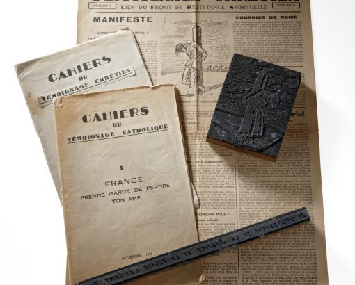 Cahiers et courrier français du Témoignage chrétien, n° 8, mars 1944 (Daté de 1943) © Photo Pierre Verrier - Collections du CHRD, Ar 321 et Ar. 1614