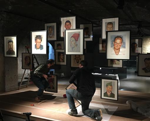 Montage de l'exposition "Visages. Portrait des collections du CHRD" présentée au CHRD du 27 janvier au 18 septembre 2022 © Photo CHRD Lyon, 2022