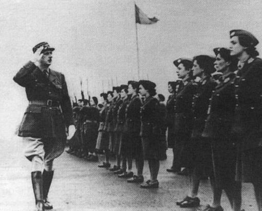 Première inspection par le général de Gaulle des Volontaires Féminines à Camberley, en 1942 © Droits Réservés - Collection privée
