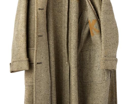 Manteau porté par Hélène Venot à son retour de déportation © Photo Pierre Verrier - Collection du CHRD, Ar. 1795-7