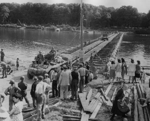 Les premiers chars américains traversent la Seine 