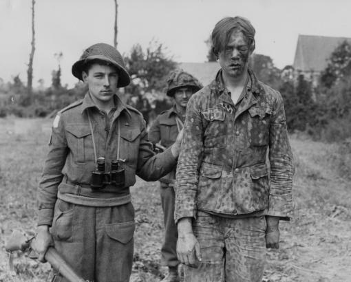 Un soldat canadien et son prisonnier allemand