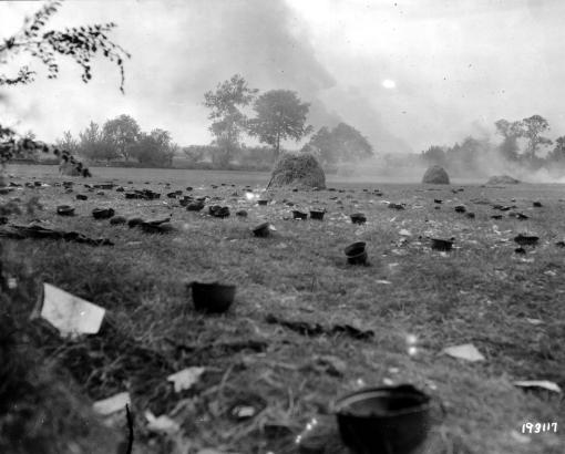 Casques allemands abandonnés au moment de la reddition