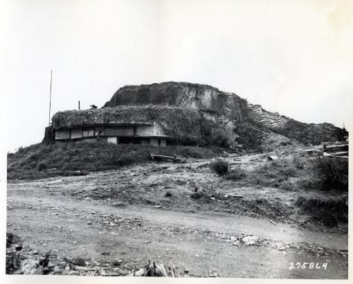Un des postes d’observation allemands faisant partie des fortifications allemandes, à Equeuerdreville, Manche.