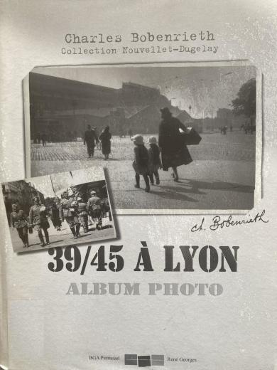 Affiche de l'exposition "39/45 à Lyon - Album photo. Charles Bobenrieth, Collection Nouvellet-Dugelay" en 2001 au CHRD