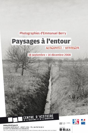 Affiche de l'exposition "Paysages à l'entour ; Auschwitz / Oswiecim. Photographies d'Emmanuel Berry" présentée du 18 septembre 2008 au 14 décembre 2008 au CHRD