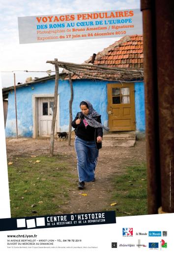Affiche de l'exposition "Voyages pendulaires. Des Roms au cœur de l'Europe. Photographies de Bruno Amsellem / Signatures" présentée du 17 juin 2010 au 24 décembre 2010 au CHRD
