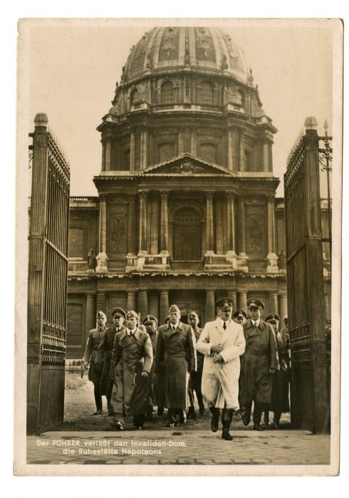 Carte postale "Hitler devant les Invalides" - Collection du CHRD, N° Inv. Ar 2077-16