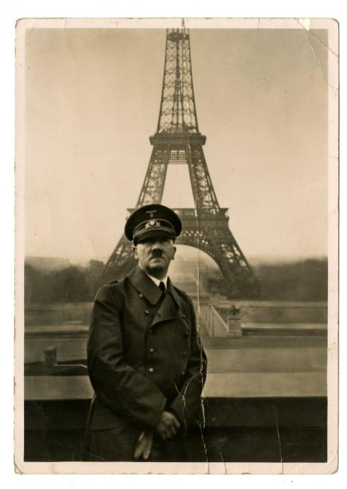 Carte postale "Hitler devant la Tour Eiffel" - Collection du CHRD, N° Inv. Ar 2077-16