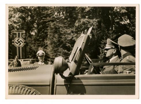 Carte postale "Hitler à Compiègne pour l'armistice de 1940" - Collection du © CHRD, fonds Bernard Le Marec, N° Inv. Ar 2077-16.