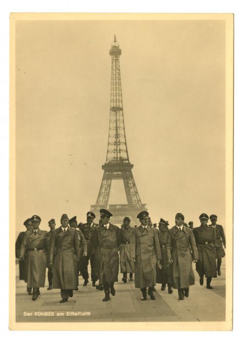 Carte postale "Les allemands devant la Tour Eiffel" - Collection du CHRD, N° Inv. Ar 2077-16