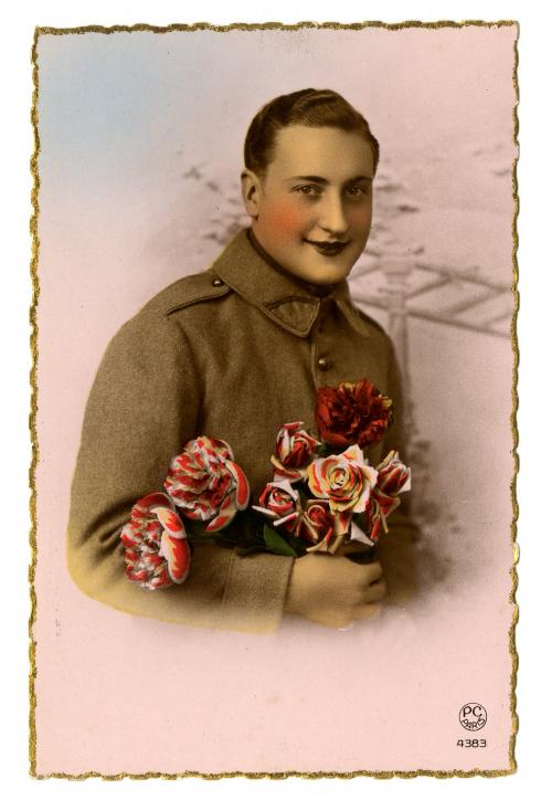 Carte postale "Soldat aux fleurs" - Collection du CHRD, N° Inv. Ar 2077-16