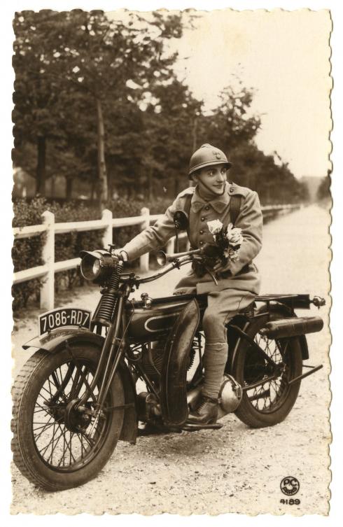 Carte postale "Soldat sur une moto" - Collection du CHRD, N° Inv. Ar 2077-16