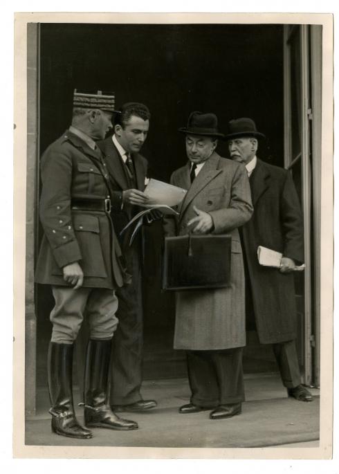 Carte Postale "Weygand, Pétain et Reynaud sur le perron de l'Elysée" - Collection du CHRD, N° Inv. Ar 2077-16