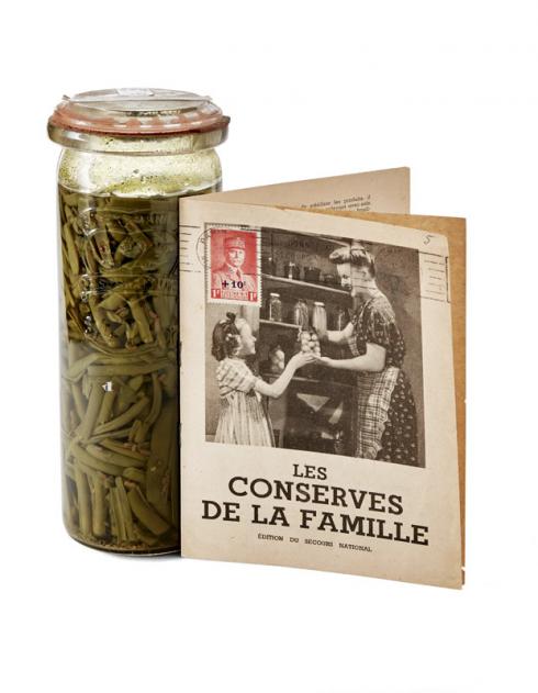 Bocal de haricots verts et notice du Secours national sur les conserves © Photo Pierre Verrier